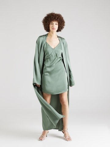 Robe 'Jane' ABOUT YOU x Iconic by Tatiana Kucharova en vert