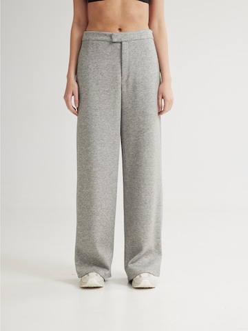 4TAILORS Loosefit Housut 'Snug' värissä harmaa: etupuoli