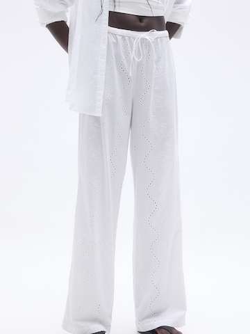 Pull&Bear Loose fit Trousers in White