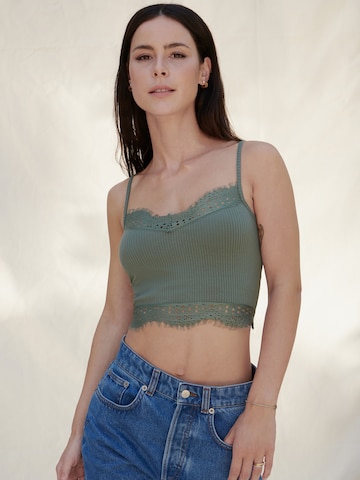 A LOT LESS Top 'Joelle' in Green: front