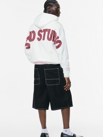 Pull&Bear Sweatshirt 'STWD' i hvid