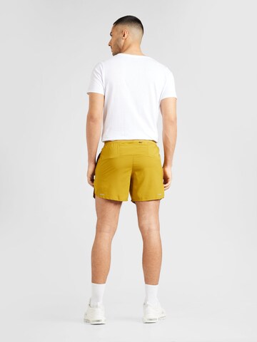 NIKE Regular Sportshorts 'STRIDE' in Gelb