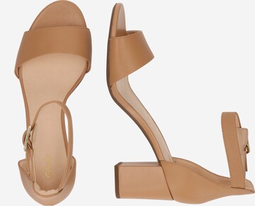 CLARKS - Sandalias con hebilla 'Deva Mae' en beige