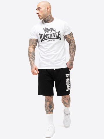 LONSDALE Set 'Mair': T-Shirt und Shorts in Schwarz