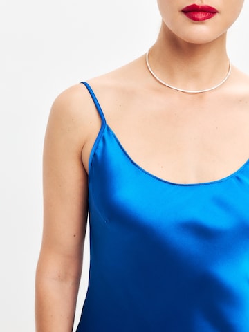 Serena Silueta Jurk 'Midi satin slip dress 'Majestic'' in Blauw