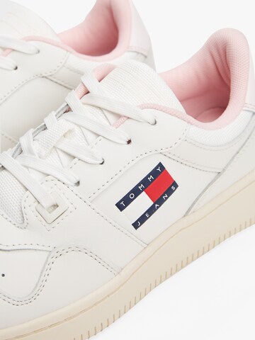Sneaker bassa 'Retro Basket Ess Meg 3A3' di Tommy Jeans in bianco