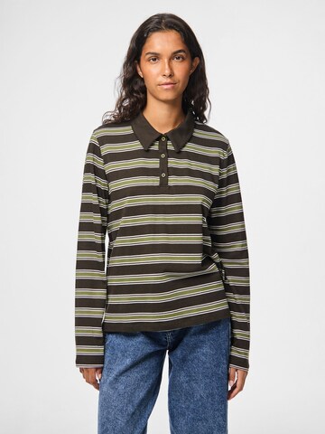 PIECES - Camiseta 'PCFRANKIE' en marrón: frente