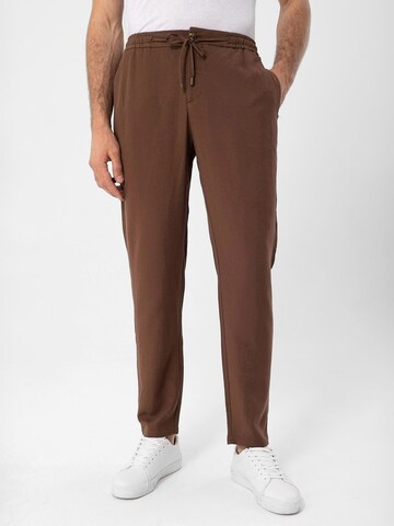 Antioch Tapered Hose in Braun: Vorderseite