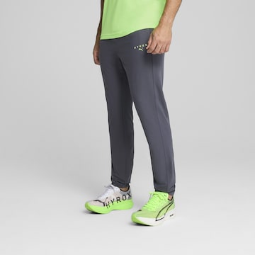 Regular Pantalon de sport 'PUMA x HYROX CLOUDSPUN' PUMA en gris : devant