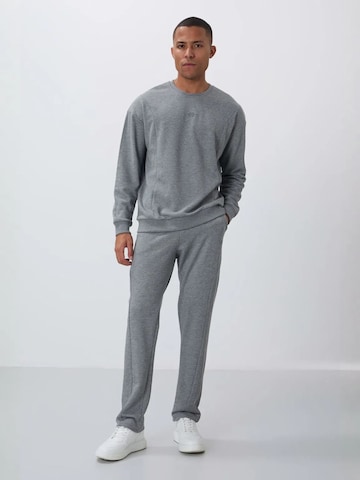 Tommy Life Sweat suit in Grey: front