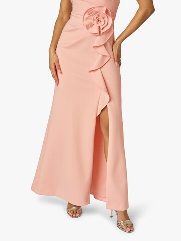 Adrianna Papell Avondjurk 'Petite Scuba Rosette Long Gown' in Roze