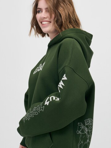 ABOUT YOU x StayKid Sweatshirt 'BIBI+TINA' i grön: baksida