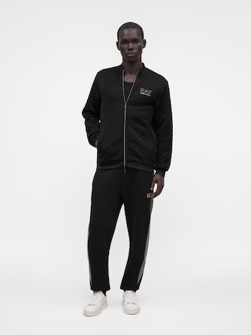 EA7 Emporio Armani Дънки Tapered Leg Панталон в черно: отпред