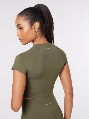 Sport top de la YO-GAYA pe verde