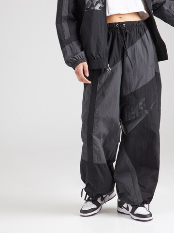 Nike Sportswear Baggy Штаны в Серый: спереди