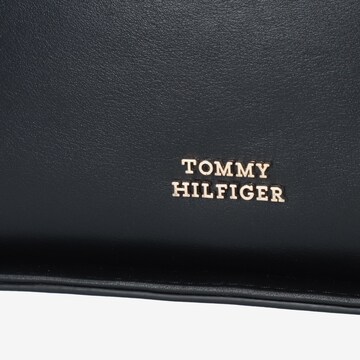 TOMMY HILFIGER Handtasche 'Crest' in Schwarz