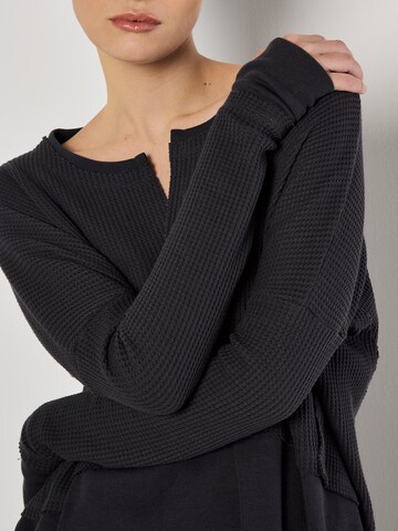 Apricot Top in Grey