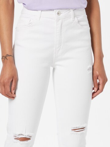 Slimfit Jeans de la DeFacto pe alb