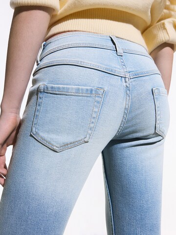 Bershka Flared Jeans in Blau