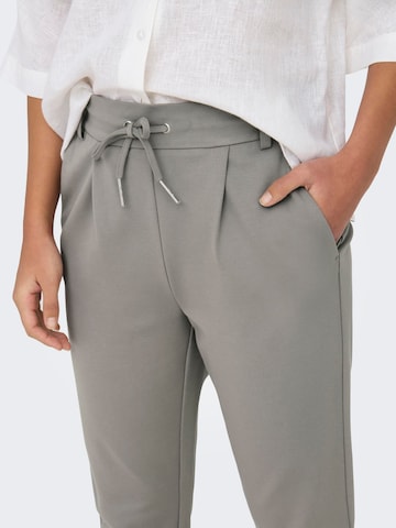 Slimfit Pantaloni con pieghe 'Poptrash' di ONLY in grigio