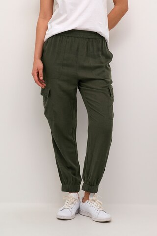 Effilé Pantalon cargo Kaffe en vert : devant