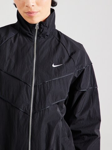 Nike Sportswear Φθινοπωρινό και ανοιξιάτικο μπουφάν σε μαύρο