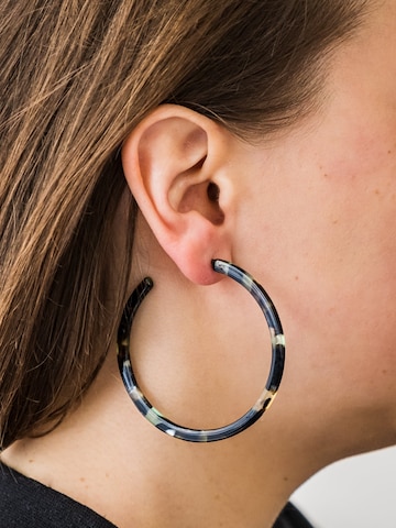 Fräulein Wunder Earrings 'Acetat Anne' in Green: front