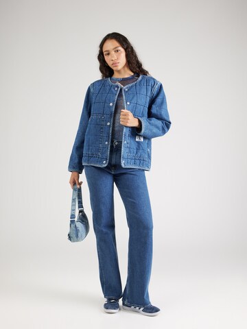Calvin Klein Jeans Regular Välikausitakki värissä sininen