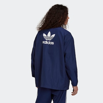 ADIDAS ORIGINALS - Ajuste regular Chaqueta de entretiempo en azul