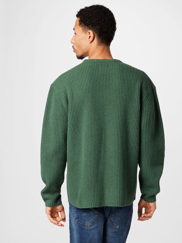 LEVI'S ® Пуловер 'Battery Crewneck Sweater' в зелено