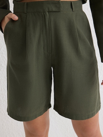 Trendyol Loose fit Pants in Green: front