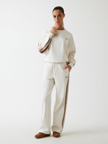 GUESS Sweatshirt in Weiß