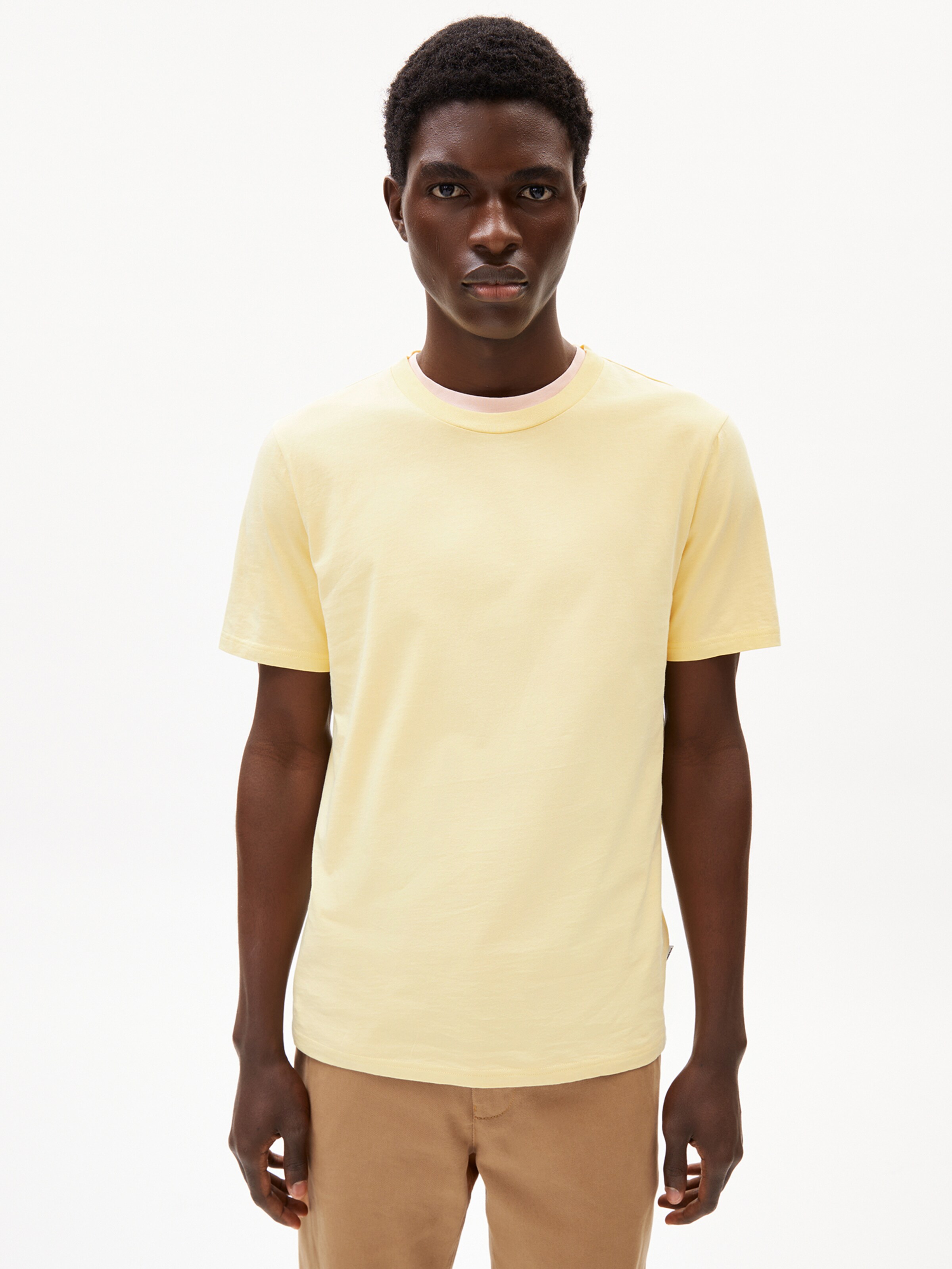 Coupe regular T-Shirt ' JAAMES ' ARMEDANGELS en jaune : devant