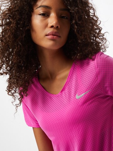 T-shirt fonctionnel 'Breathe' NIKE en rose