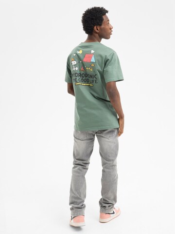 hydroponic - Camiseta 'Hydroponic x Peanuts Regular-Fit Short-Sleeve Campfire T-Shirt' en verde