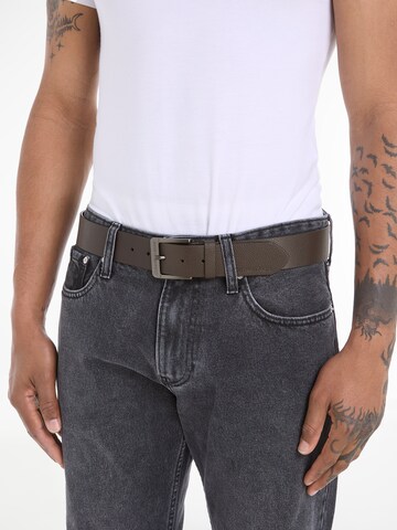 Calvin Klein Jeans - Cinturón 'Classic' en marrón: frente