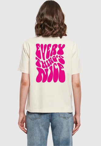 T-shirt 'Everything's Nice' Mister Tee en beige : devant