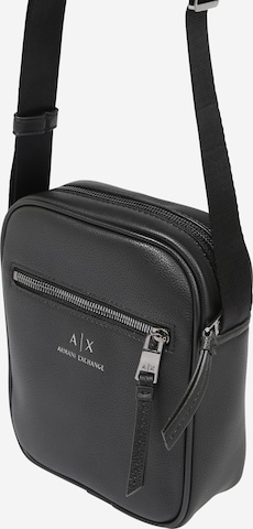 ARMANI EXCHANGE Чанта за през рамо тип преметка в черно: отпред