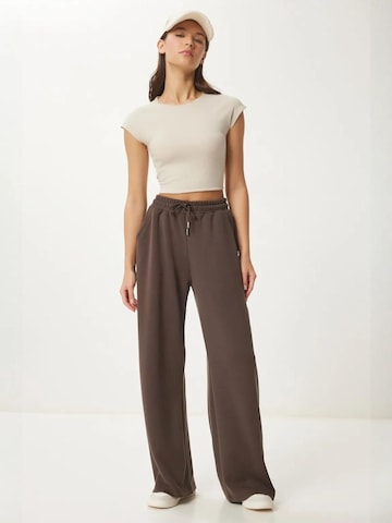 Wide leg Pantaloni di Happiness İstanbul in marrone