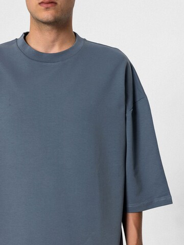 VAMOS CLO T-shirt 'Buttercup' i grå