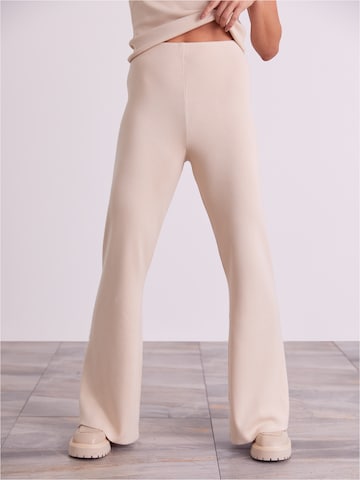 ABOUT YOU x Iconic by Tatiana Kucharova Wide leg Broek 'Milena' in Beige: voorkant