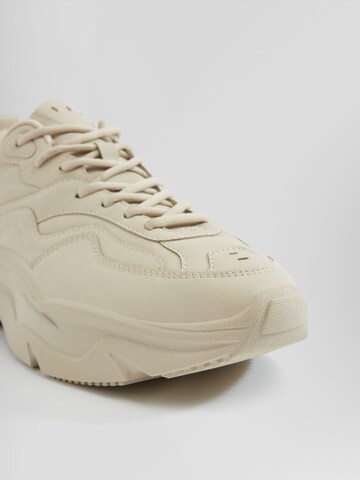 Bershka Sneakers in Beige