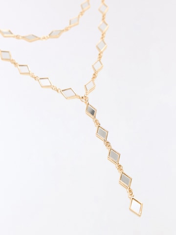 Chaîne Bershka en or