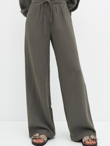 Pull&Bear Wide leg Trousers in Grey: front