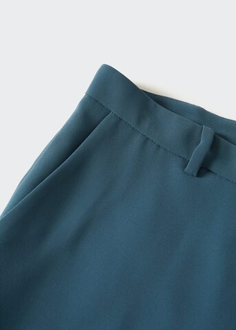 Flared Pantaloni con piega frontale 'Estel' di MANGO in blu