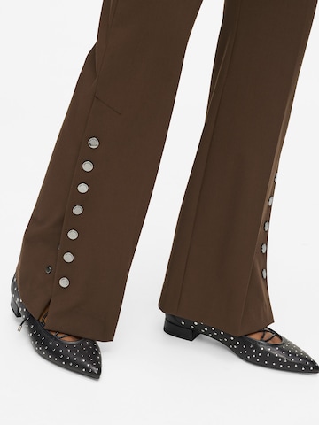 Wide leg Pantaloni cu dungă de la Karl Lagerfeld pe maro