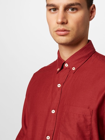 s.Oliver جينز مضبوط قميص بلون أحمر