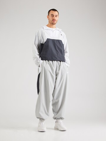 Effilé Pantalon 'CLUB' Nike Sportswear en gris