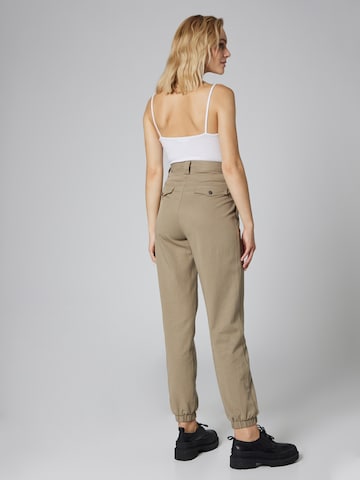 Tapered Pantaloni cutați 'Nicola' de la Guido Maria Kretschmer Women pe verde