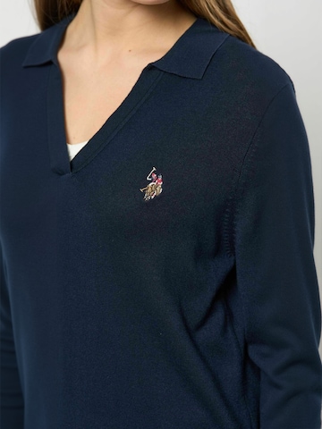 Top ' UWLilwan ' de la U.S. POLO ASSN. pe albastru